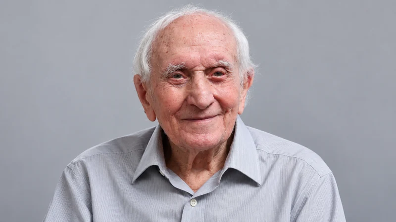 Ritratto editoriale neutrale di Peppino Mazzullo, somiglianza sintetica non documentaria.