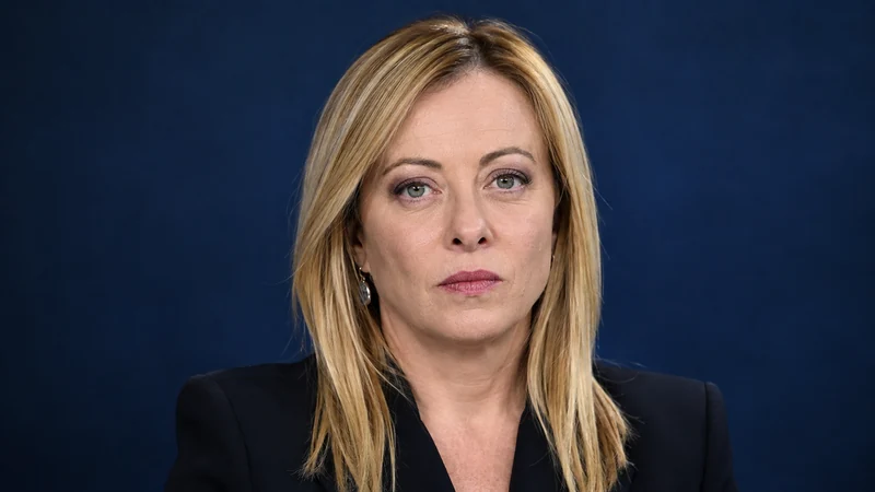Ritratto editoriale neutrale di Giorgia Meloni, somiglianza sintetica non documentaria.
