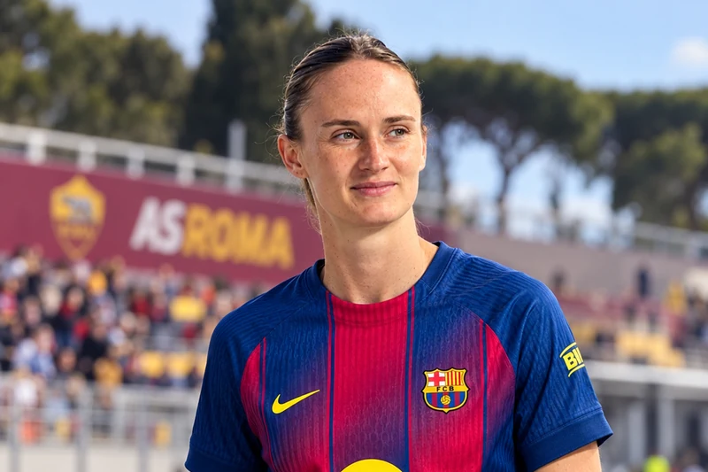 Scena editoriale contestuale IA con somiglianza sintetica di Caroline Graham Hansen in divisa del Barcellona al Tre Fontane; non è una fotografia della partita.